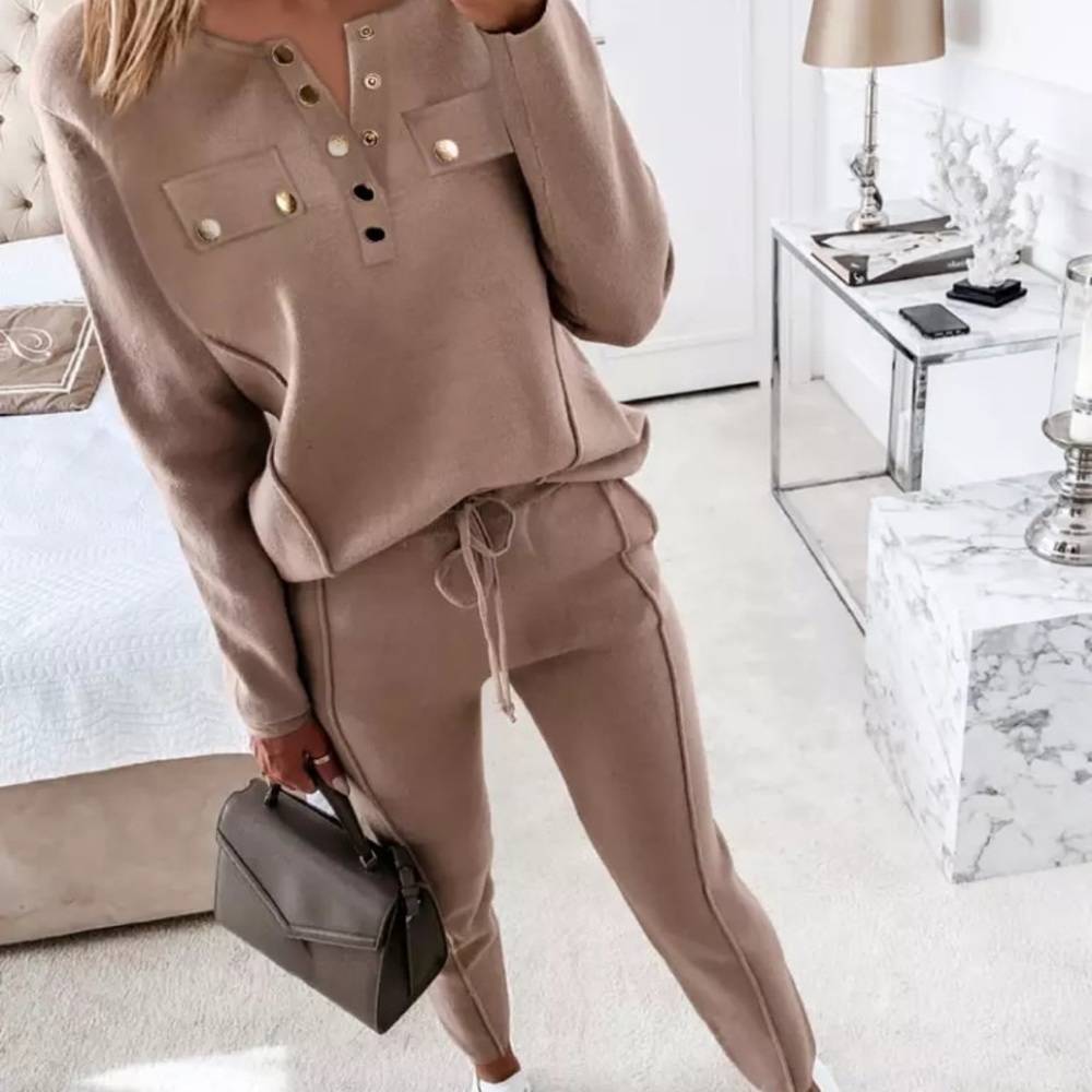 🎉🎁 New Women's Khaki V Neck Gold Button Two Piece Jogger Set.